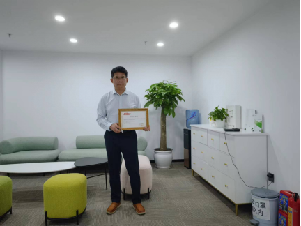 艾格林代表在ITB8888通博代理商授牌仪式